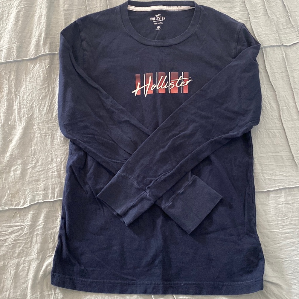 Hollister Navy Lg sleeve mensXS gently used.